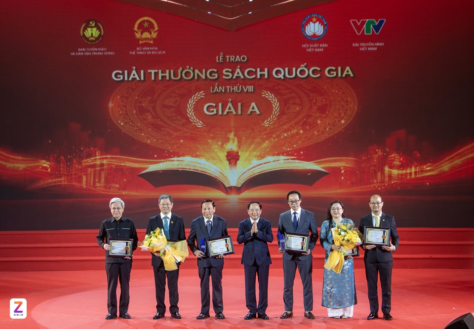 Lễ trao giải sách ảnh 10 Le trao giai sach anh 10