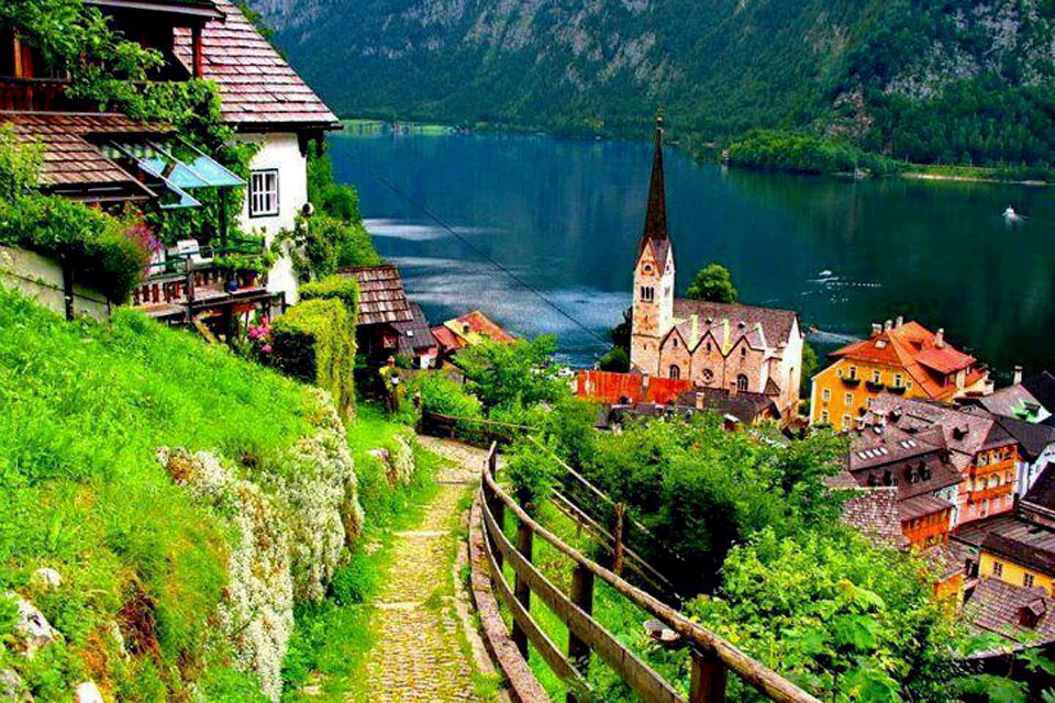 Nằm tựa lưng vào vách núi và nhìn thẳng ra mặt hồ Hallstatter See, bao quanh là dãy núi Alps mờ sương, Hallstatt quyến rũ mê hồn với lối kiến trúc độc đáo thời Trung cổ của những ngôi nhà gỗ, nhà thờ, lâu đài…
