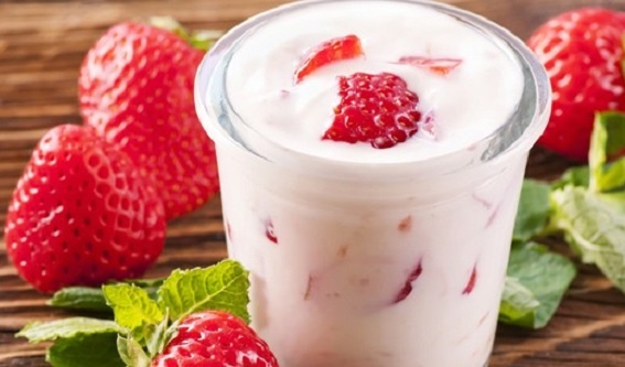 3. Sữa chua: Các loại kem, sữa chua giàu protein là cách hiệu quả để giúp bạn luôn tràn đầy năng lượng và tỉnh táo. Bạn có thể trộn lẫn sữa chua với một số loại trái cây tươi và mật ong.