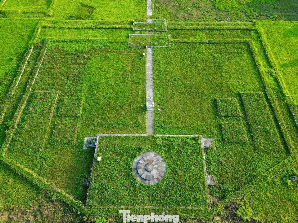 Nam Giao-munken, del 12