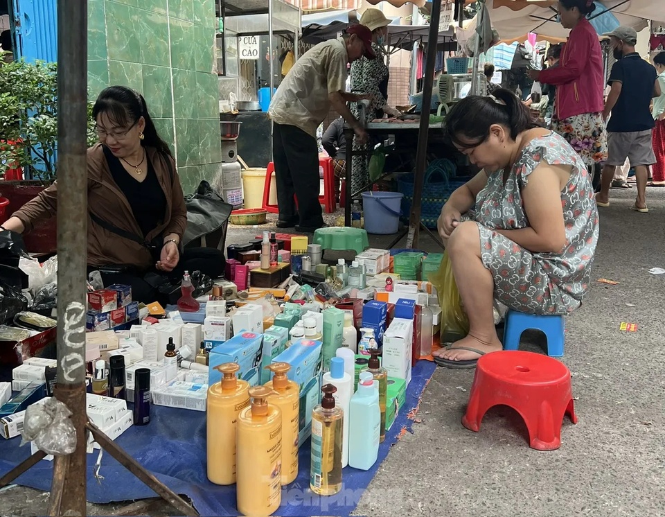 'Hàng hiệu' vài chục nghìn đồng ở chợ, mua nhiều còn được giảm giá
