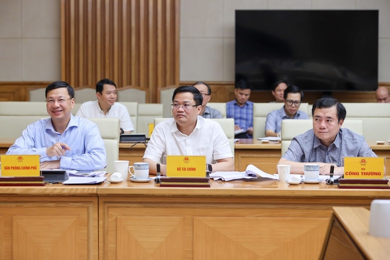 Thủ tướng: Không tạo 'giấy phép con', giảm gánh nặng cho doanh nghiệp