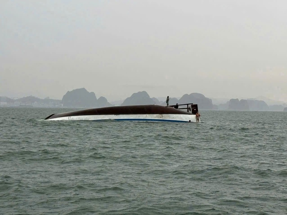 Lat tau vinh Ha Long anh 1