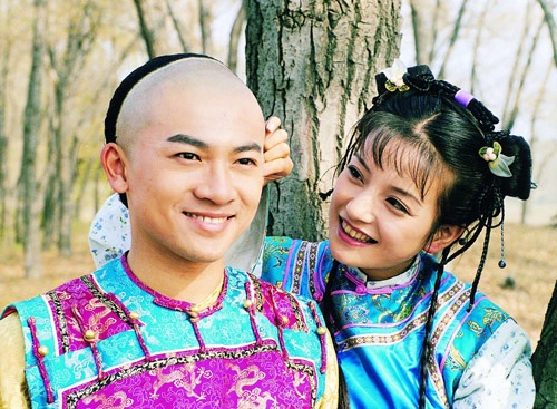 Trước khi đảm nhẫn vai Ngũ Ca Ca, Tô Hữu Bằng đã là một tên tuổi trong làng nhạc Đài Loan cùng Ngô Kỳ Long và Trần Chí Bằng trong nhóm Những chú hổ con, say mê nhiều thiếu nữ. Triệu Vy là một fan của Tô Hữu Bằng nên khi may mắn được thay thế nữ diễn viên Lý Đình Nghi thể hiện vai Tiểu Yến Tử trong phim Hoàn Châu cách cách, niềm vui của cô như được nhân đôi vì có cơ hội đóng chung với thần tượng.