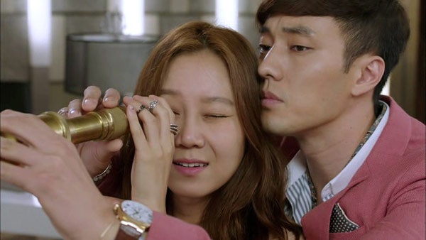 Việc kết đôi với nữ diễn viên Gong Hyo Jin cũng khiến So Ji Sub thêm hoàn thiện cho vai diễn có tính cách thú vị này, tạo nên một “cặp đôi lạ lùng” của màn ảnh nhỏ Hàn.