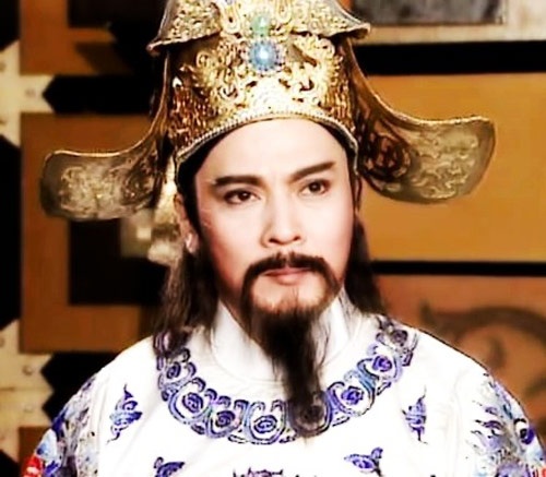 Vào nghề năm 1973 nhưng mãi 20 năm sau, nghệ sĩ Long Càn mới được công chúng yêu mến qua hình ảnh Bát Vương Gia trong series Bao Thanh Thiên 1993. Ông đã theo Bao đại nhân Kim Siêu Quần có mặt ở hầu hết những bản dựng năm 2008, 2010 và 2011. Năm nay 65 tuổi, ông không còn đủ sức khỏe để đứng trên phim trường.
