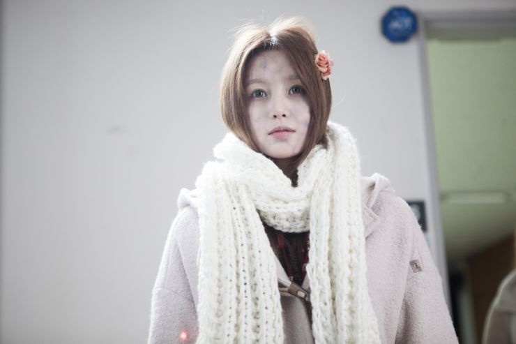 Nhan sắc búp bê của kiều nữ khiến đạo diễn Han Ji Seung khen ngợi trong buổi họp báo diễn ra vào sáng 9/5 ở cụm rạp Wangshimni CGV: “Tôi băn khoăn tìm chọn nữ diễn viên vẫn có thể xinh đẹp ngay cả khi hóa trang thành xác sống. Tôi cần một diễn viên có thể thể hiện được vẻ ngây thơ qua lớp hóa trang dày đặc và đồng thời có một đôi mắt đẹp. Cộng tất cả những yêu cầu đó, tôi nghĩ Nam Gyu Ri là người phù hợp nhất”.