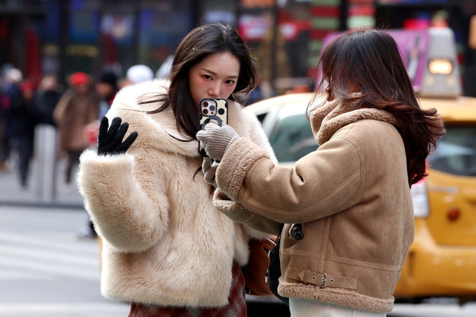 Người Trung Quốc đổ xô mua hàng hiệu đã qua sử dụng giá hời