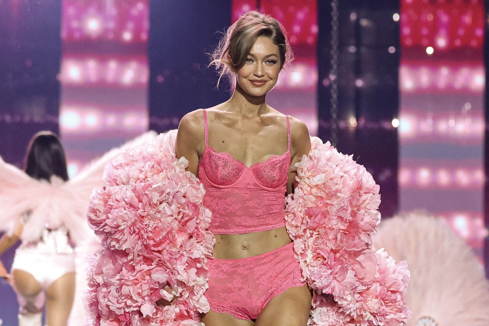 Sau nhiều năm bị chỉ trích và tạm ngưng, Victoria’s Secret Fashion Show đã trở lại, nhưng thận trọng hơn.