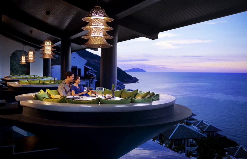 Nhà hàng Citron nằm ở tầng thiên đường với tầm nhìn hướng ra biển Đông,  với hình ảnh  bàn  ăn mô phỏng những chiếc nón lá của phụ nữ Việt