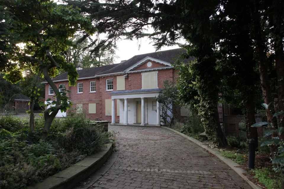 Ben trong khu biet thu sieu dat do bi bo hoang o trung tam London anh 3
