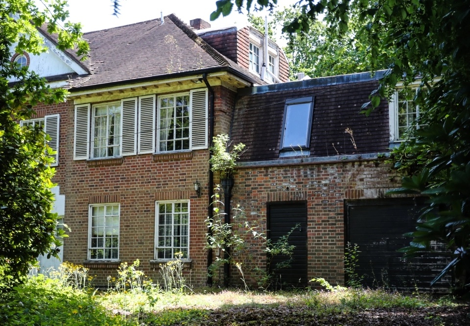 Ben trong khu biet thu sieu dat do bi bo hoang o trung tam London anh 8