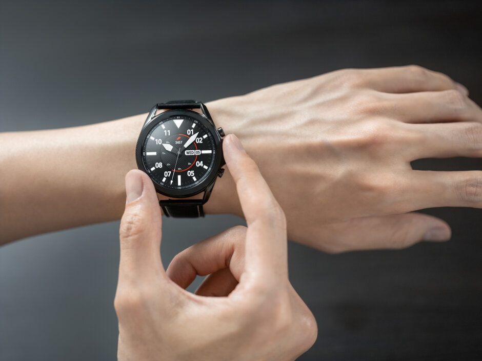 Can canh dong ho Samsung Galaxy Watch3 anh 9