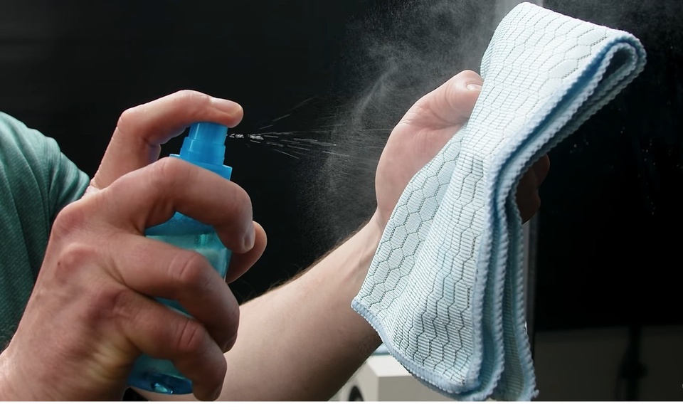 Đừng lau TV theo cách này nữa