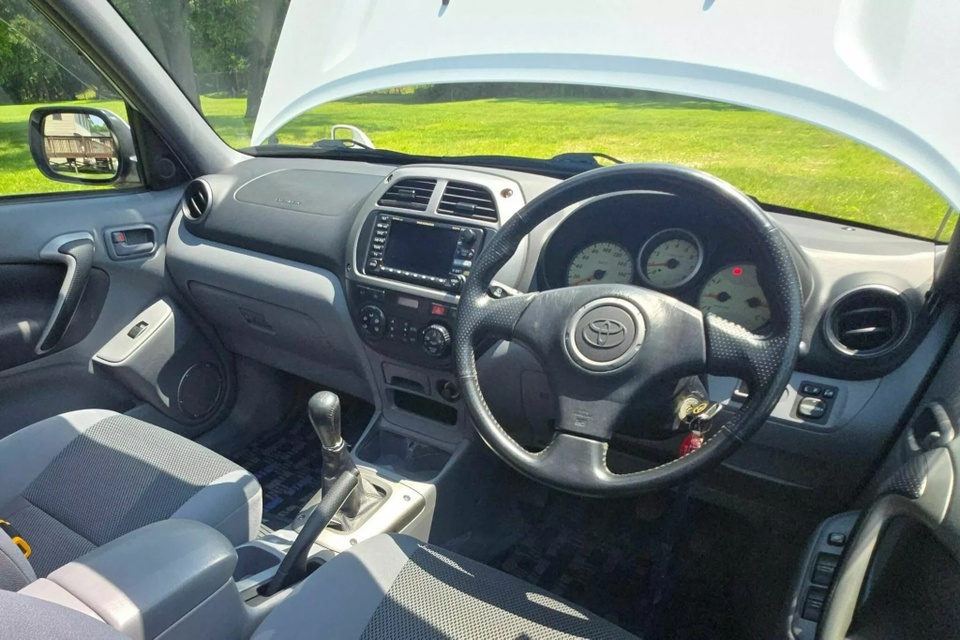 Toyota RAV4 anh 3