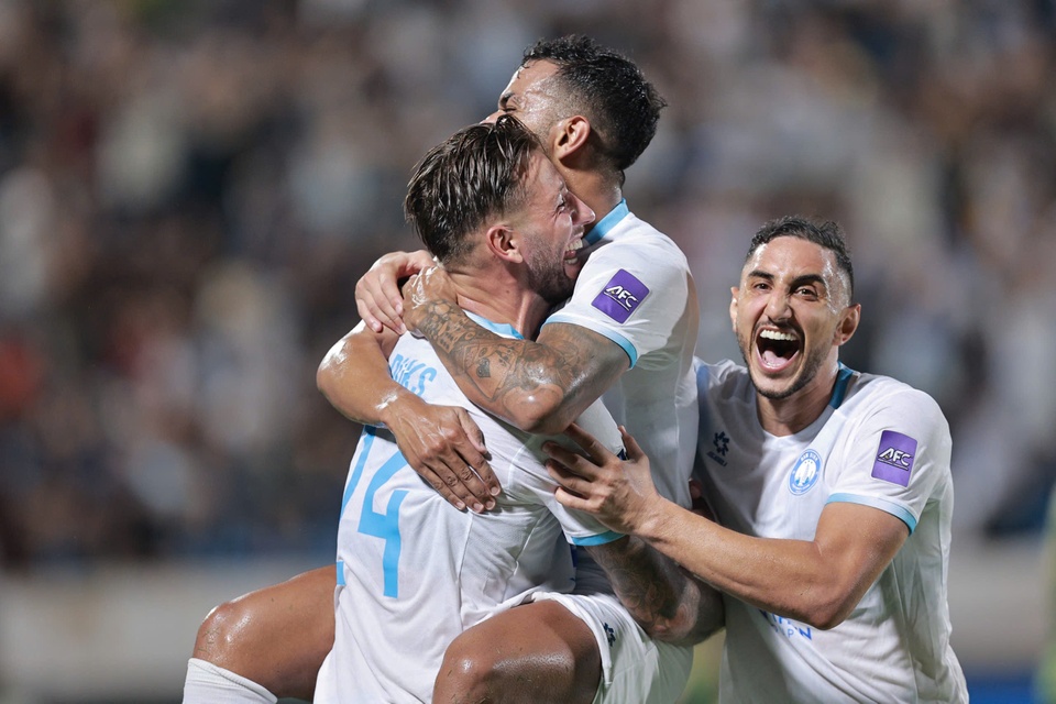 Đội hình 10 'tây' giúp Nam Định đánh bại đội hạng 4 Thai.League