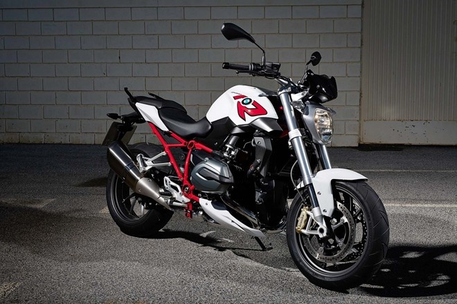 Sau khoảng 8 năm có mặt trên thị trường, mẫu naked bike R1200R đã được BMW nâng cấp ở phiên bản mới. Sự khác biệt so với phiên bản cũ đến ngay từ kiểu dáng xe, với diện mạo ấn tượng và hiện đại hơn. Thuộc dòng xe R1200R được tang bị động cơ động cơ boxer, xi-lanh đôi, dung tích 1.170 phân khối, mang lại sức mạnh 125 mã lực tại 7.750 vòng/phút và mô-men xoắn cực đại 126 Nm tại 6.500 vòng/phút. R1200R được trang bị những công nghệ tiên tiến như chống bó cứng phanh ABS, cân bằng điện tử, kiểm soát độ bám đường động và được thiết lập sẵn nhiều chế độ lái khác nhau, tùy thuộc vào từng điều kiện lái. 