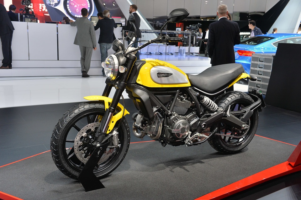 Nổi tiếng trong những năm 1960-1970, Scrambler đã được Ducati hồi sinh và chính thức giới thiệu tại triển lãm xe Intermot. Trong lần ra mắt này, Ducati cũng đồng thời giới thiệu tới 4 phiên bản Scrambler khác nhau, với những khác biệt ở kiểu dáng. Cung cấp sức mạnh cho xe là khối động cơ L-Twin 803 phân khối, công suất 75 mã lực. Bên cạnh giữ lại nhưng đường nét truyền thống, Ducati đã bổ sung thêm nhiều chi tiết hiện đại dành cho Scrambler.