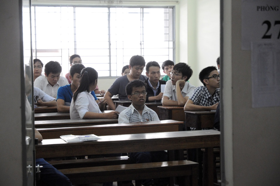 Kì thi đại học năm nay, Lôi đăng ký thi vào khoa CNTT trường đại học Sư Phạm TP.HCM. Sáng nay 9/7 Lôi có mặt tại điểm thi trường ĐHSP cơ sở Lê Văn Sỹ, Q3 để làm các thủ tục thi.